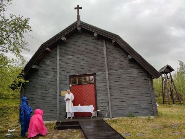 Msza św na schodach protestanckiej świątyni